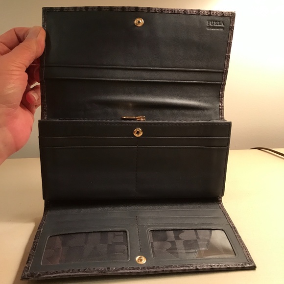 ❤️ HOST PICK! *** FURLA GENUINE LEATHER CONTINENTAL WALLET/CLUTCH - Picture 4 of 10